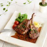 憧れの骨付き肉と、粉引の角皿。