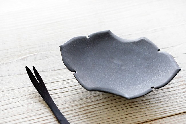 木下和美　黒釉蝙蝠菓子皿