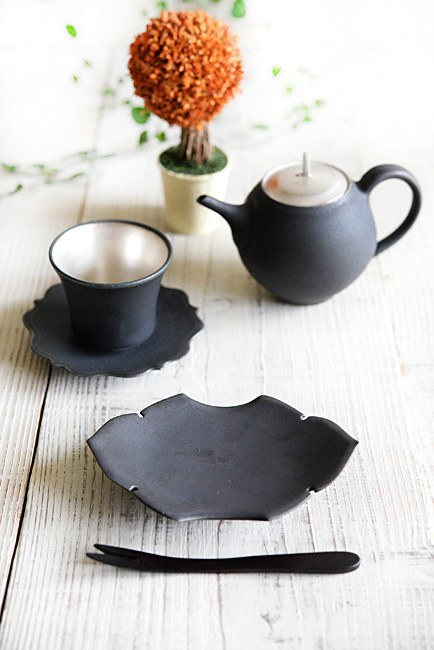 木下和美　黒釉蝙蝠菓子皿