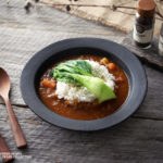 スナオホームさんの和食器でトマトカレー