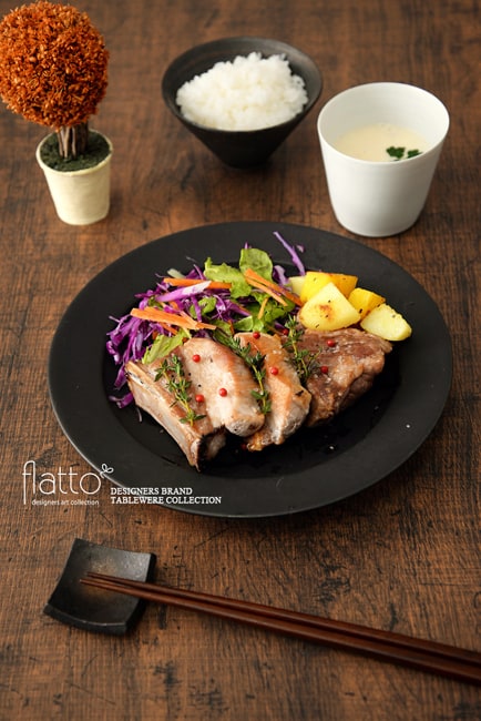 東一仁のブラックリムプレート8寸とローストポーク