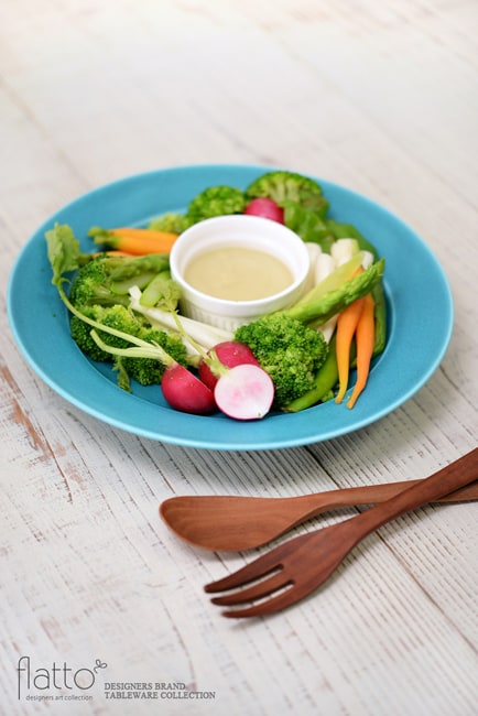 東一仁のターコイズリムプレート8寸とバーニャカウダ