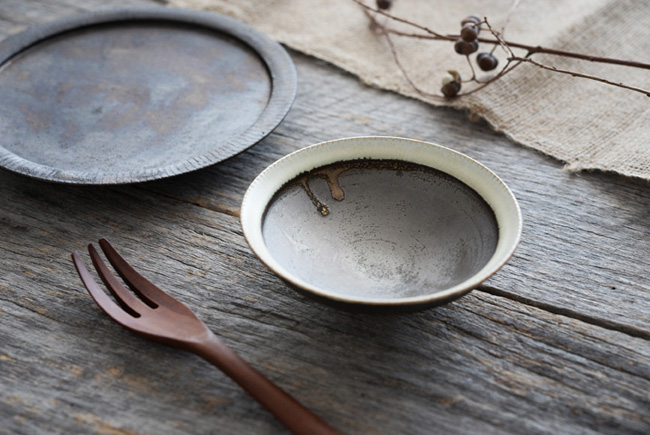 トキノハ shiro-kuro 4寸鉢（縁白）