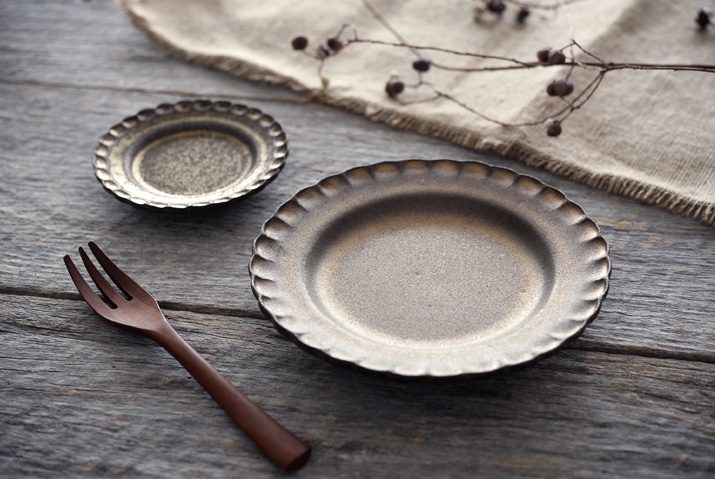 村上直子・鉄sabi小菊プレート（中）