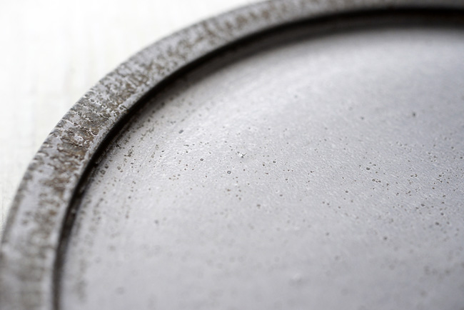 トキノハの7寸皿の線彫り