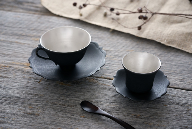 木下和美さんの黒釉銀彩のカップ＆ソーサー
