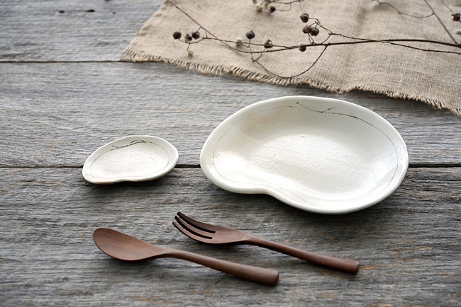 古谷浩一さんの豆の形の変形皿