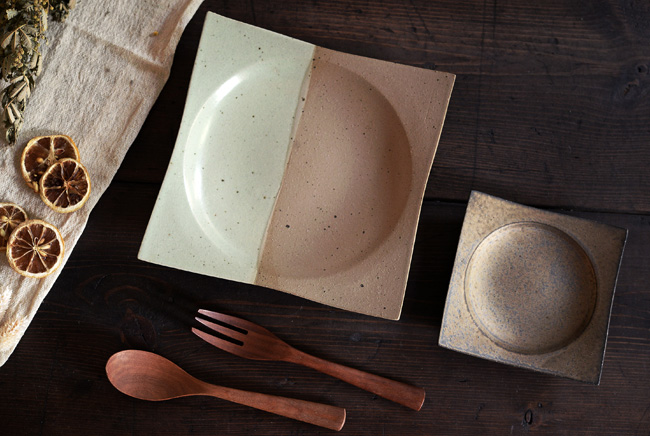 水野幸一さんの新作のツートン角皿