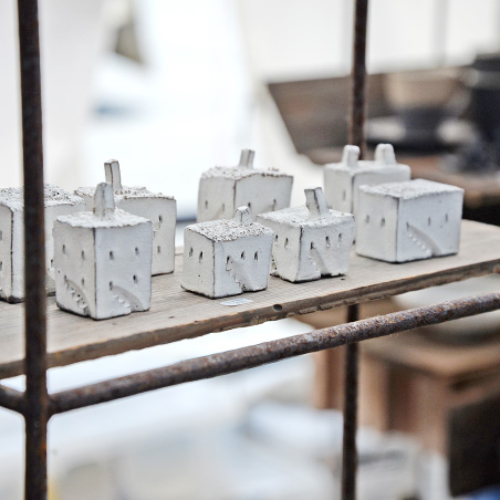 京都・五条坂陶器まつりの作家・村上直子さんのオブジェ