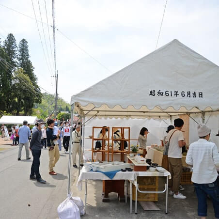 長谷園の窯出し市の雰囲気